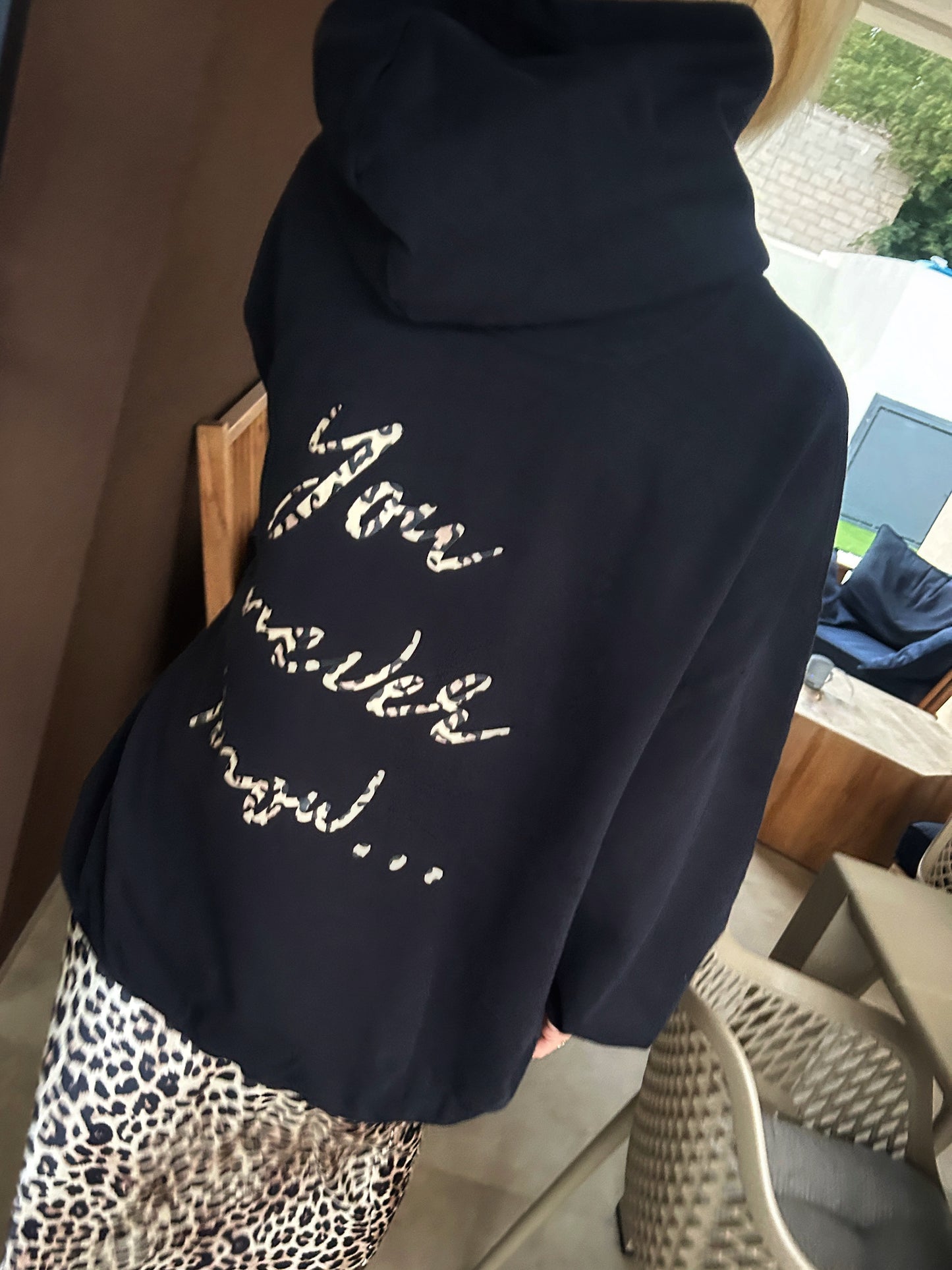 "YOU NEVER KNOW..." OVERSIZED UNISEX-HOODIE IN SCHWARZ